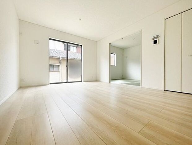 【リビング】【4号棟】
心地よい明るい雰囲気のリビング♪採光は良好です！　　
家族団らんの時間も増えそうなくつろぎの場所になりそうです♪