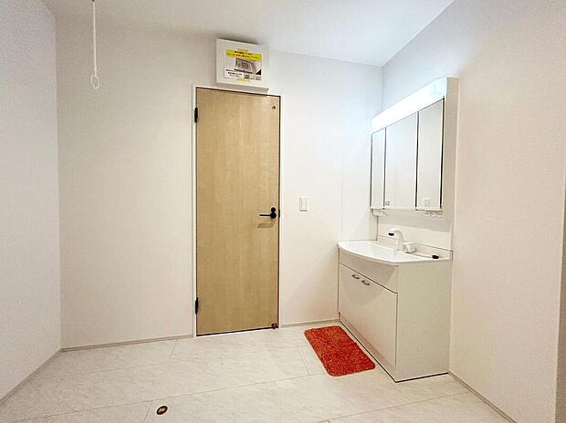 【洗面台・洗面所（１号棟）】暮らしを快適にする三面鏡仕様の洗面化粧台。
収納力と機能性に優れた使いやすい設備で、忙しい朝の身支度もスムーズに♪