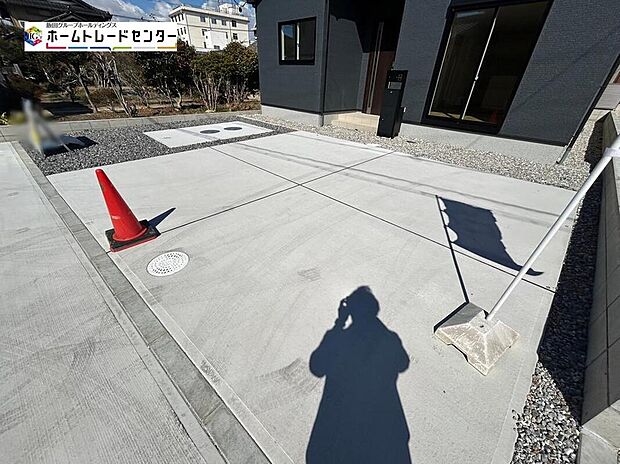 【駐車場】車種によっては３台駐車可能なカースペースをご用意しております！急な来客でも気兼ねなくお招きできますね♪