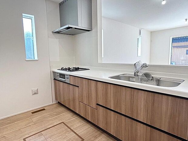 【キッチン（１号棟）】収納力豊富なシステムキッチン。大型スライド収納付きで、すっきり片付けやすいキッチンです。
床下収納もついてたっぷり収納できます♪