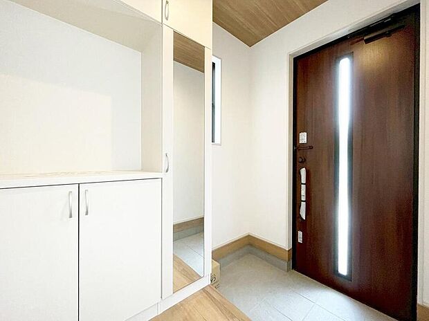 【玄関】明るくて清潔感溢れる玄関。
便利な下駄箱収納付きです♪
散らかりがちな玄関もすっきりと片付きます。　