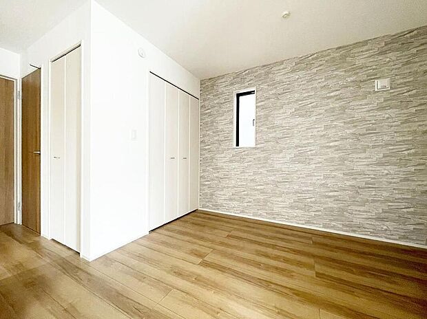 【リビング以外の居室】通風・採光にも優れ、心地よい光と風があふれています。 贅沢といえるほどの豊かな居住性と、プライドを満たすクオリティが見事に調和した住空間。新築戸建でなければ体感できないひとときをご体感頂ける筈です。