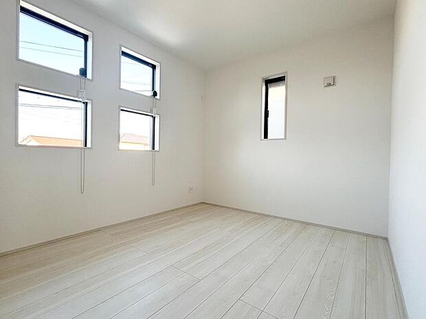 【リビング以外の居室】2面採光を施した為、晴れの日の日中はいつも明るい室内に。
窓を開放すれば気持ちの良い風が入り込んできます。