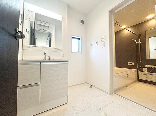 【洗面台・洗面所】暮らしを快適にする三面鏡仕様の洗面化粧台。
収納力と機能性に優れた使いやすい設備で、忙しい朝の身支度もスムーズに♪