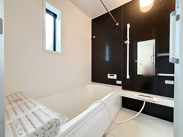 【浴室】【1号棟】
アクセントパネルで落ち着きのある雰囲気を演出したバスルーム♪毎日の疲れを癒やすバスタイムをお楽しみ下さい!浴室換気乾燥暖房機付きで、ジメジメした季節や雨の日には、浴室内干しも可能!