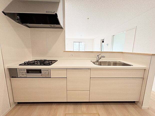 【キッチン】【1号棟】
収納力豊富なシステムキッチン。大型スライド収納付きで、すっきり片付けやすいキッチンです。
床下収納もついてたっぷり収納できます♪