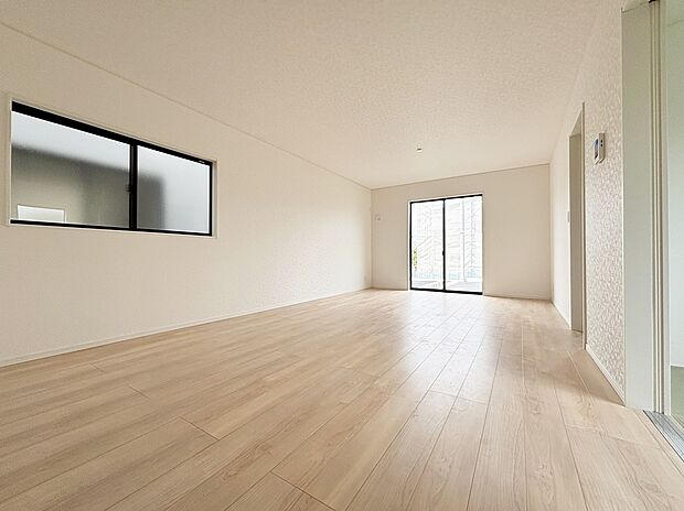 【リビング】【1号棟】
心地よい明るい雰囲気のリビング♪採光は良好です!
家族団らんの時間も増えそうなくつろぎの場所になりそうです♪