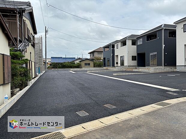 【前面道路含む現地写真】全4邸♪平日・お仕事帰りなど、いつでもご案内させていただきます!デザイン・目に見える設備面も大切ですが、耐震構造で地震に強い家の為、次代へ繋ぐ強固な住宅です。