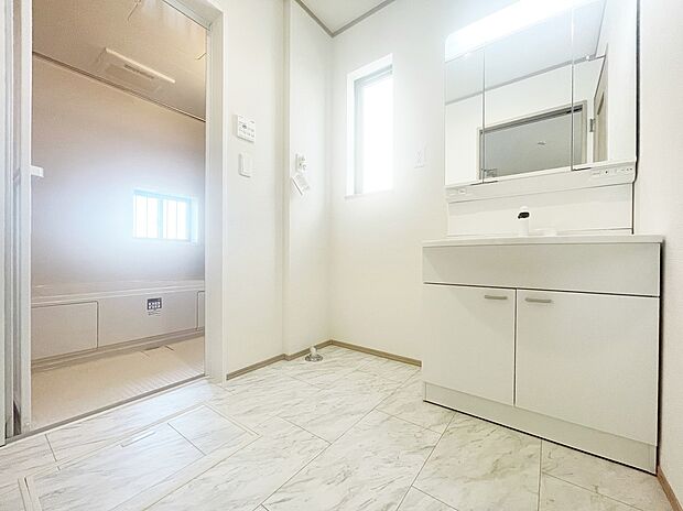 【 洗面台・洗面所】暮らしを快適にする三面鏡仕様の洗面化粧台。
収納力と機能性に優れた使いやすい設備で、忙しい朝の身支度もスムーズに♪