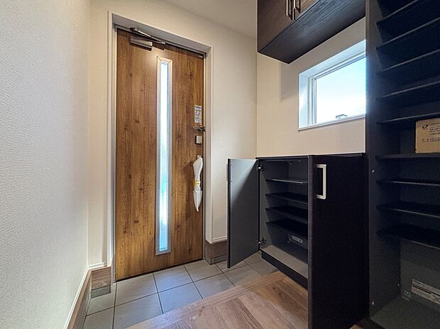 【玄関】【１号棟】
明るくて清潔感溢れる玄関。
便利な下駄箱収納付きです♪
散らかりがちな玄関もすっきりと片付きます。　　　　　　