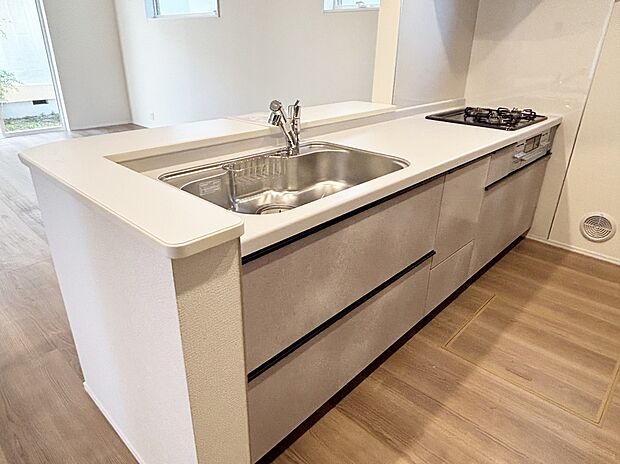 【キッチン】【１号棟】
キッチンワークしながら大切な家族との会話を楽しめる、家族のコミュニケーションが生まれる対面式のオープンキッチンです♪