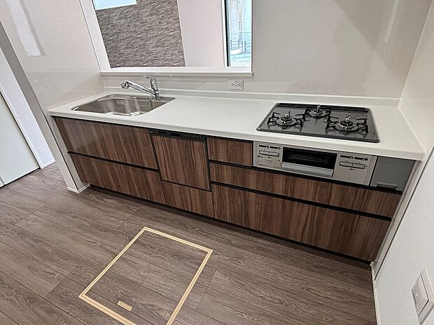 【キッチン】【5号棟】収納力豊富なシステムキッチン。大型スライド収納付きで、すっきり片付けやすいキッチンです。
床下収納もついてたっぷり収納できます♪