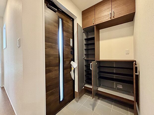 【玄関】【１号棟】住まう人も来客も入った時にワクワクさせてくれるオシャレな玄関♪
収納もたっぷりあるので、靴がたくさんあっても安心！
気持ちの良い朝は、毎日ここからスタートしていきます♪