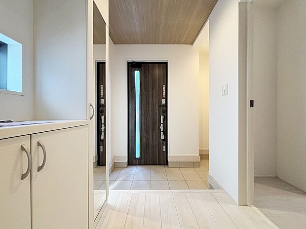 【玄関】明るくて清潔感溢れる玄関。
便利な下駄箱収納付きです♪
散らかりがちな玄関もすっきりと片付きます。