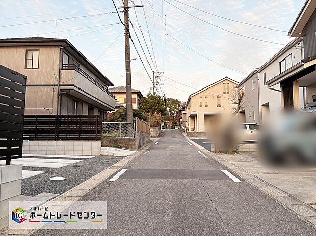 【前面道路含む現地写真】交通量が少ない住宅街なので雨の日でも車の走行音も気になりません。住人以外の車の進入も少なく、小さなお子様を持つご家庭にも安心です◎