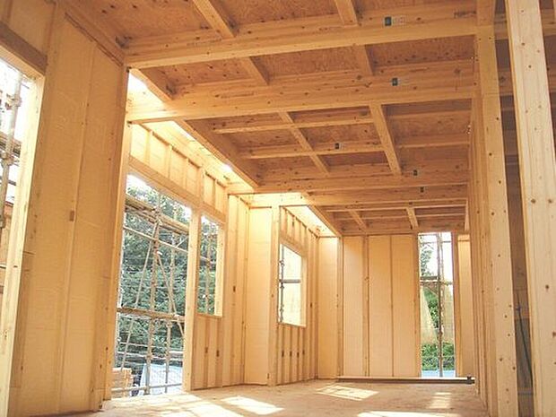 【ホルムアルデヒド対策】特定建材は日本工業規格（JIS）、日本農林規格（JAS）のF☆☆☆☆の等級区分として、当社の標準仕様は、ホルムアルデヒドの発散量を少なく抑えた建材を採用しています。これにより、シックハウス症候群対策に対応しています。
 