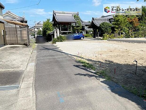 【前面道路含む現地写真】交通量が少ない住宅街なので雨の日でも車の走行音も気になりません。住人以外の車の進入も少なく、小さなお子様を持つご家庭にも安心です◎