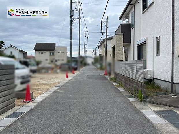 【前面道路含む現地写真】前面道路は閑静な住宅地をはしる車通りの少ない道路。お車の出し入れが苦手な方や小さなお子様にも安心ですね。しっかり舗装もされているので、ベビーカーや自転車で通っても快適に通行できます。