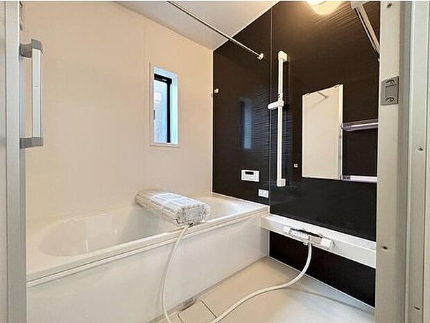 【浴室】【1号棟】
アクセントパネルで落ち着きのある雰囲気を演出したバスルーム♪毎日の疲れを癒やすバスタイムをお楽しみ下さい!浴室換気乾燥暖房機付きで、ジメジメした季節や雨の日には、浴室内干しも可能!