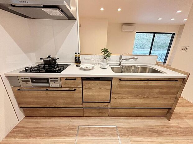 【キッチン】【７号棟】
キッチンワークしながら大切な家族との会話を楽しめる、家族のコミュニケーションが生まれる対面式のオープンキッチンです♪