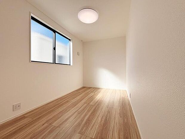 【リビング以外の居室】【3号棟】
充分な広さと収納機能を備えた部屋はお子様の自発性と成長を促します。お子様の成長を支える、勉強や好きなことに没頭する学びの空間にどうぞ。