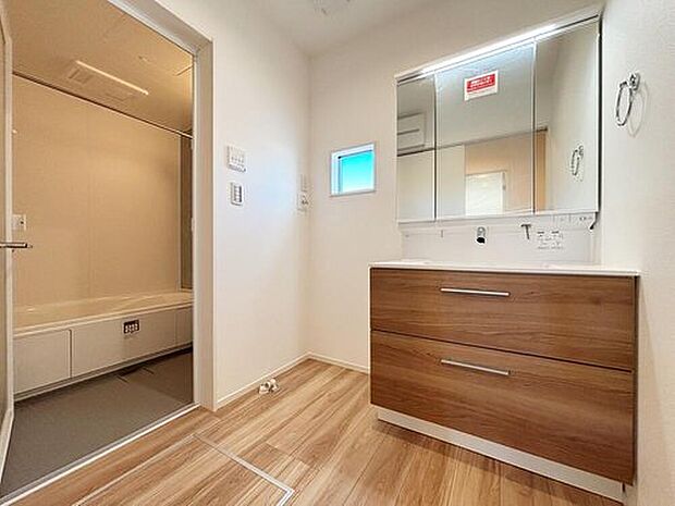 【洗面台・洗面所】【3号棟】
暮らしを快適にする三面鏡仕様の洗面化粧台。
収納力と機能性に優れた使いやすい設備で、忙しい朝の身支度もスムーズに♪