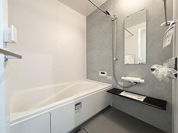 【浴室】【3号棟】
アクセントパネルで落ち着きのある雰囲気を演出したバスルーム♪毎日の疲れを癒やすバスタイムをお楽しみ下さい！浴室換気乾燥暖房機付きで、ジメジメした季節や雨の日には、浴室内干しも可能！