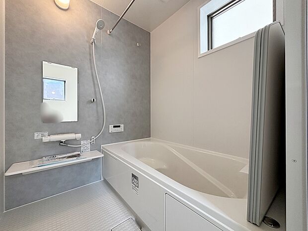 【浴室】アクセントパネルで落ち着きのある雰囲気を演出したバスルーム♪毎日の疲れを癒やすバスタイムをお楽しみ下さい！浴室換気乾燥暖房機付きで、ジメジメした季節や雨の日には、浴室内干しも可能！