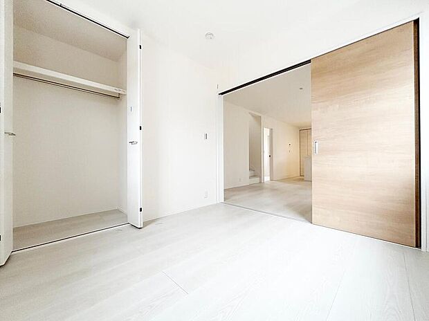 【リビング以外の居室】LDKと隣接した洋室。
リビングから目が届く場所なので、お子様の遊び部屋・お昼寝スペースとして使うのもオススメです♪