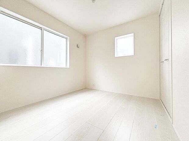 【リビング以外の居室】２面採光を施した為、晴れの日の日中はいつも明るい室内に。
窓を開放すれば気持ちの良い風が入り込んできます。