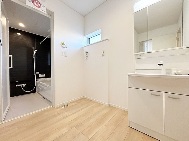 【洗面室】暮らしを快適にする三面鏡仕様の洗面化粧台。
収納力と機能性に優れた使いやすい設備で、忙しい朝の身支度もスムーズに♪