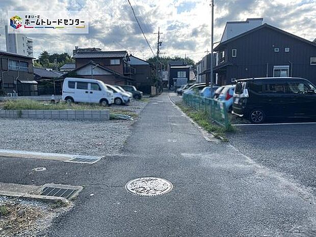 【前面道路含む現地写真】前面道路は交通量の少ない道路です。ゆとりがあり、駐車時もゆっくりと落ち着いて行える立地環境になっています♪