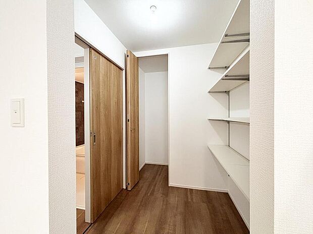 【収納】【２号棟】
キッチン横にパントリー有り！食料品の備蓄、調理器具の保管など、たっぷり収納できます♪