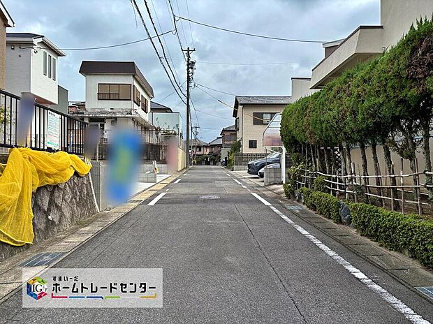 【前面道路含む現地写真】前面道路は交通量の少ない道路です。ゆとりがあり、駐車時もゆっくりと落ち着いて行える立地環境になっています♪　