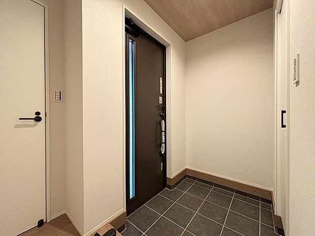 【玄関】【1号棟】
明るくて清潔感溢れる玄関。
シューズクローク付きです♪
お気に入りの靴をたくさん保管しておけます☆