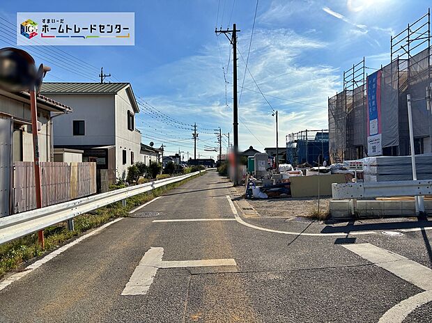 【前面道路含む現地写真】交通量が少ない住宅街なので雨の日でも車の走行音も気になりません。住人以外の車の進入も少なく、小さなお子様を持つご家庭にも安心です◎