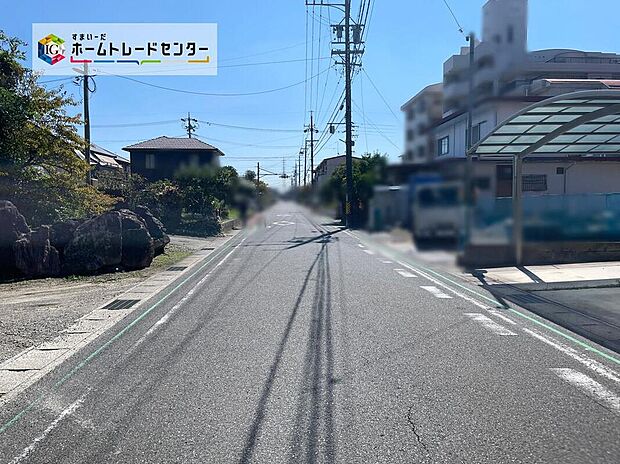 【前面道路含む現地写真】前面道路は交通量の少ない道路です。ゆとりがあり、駐車時もゆっくりと落ち着いて行える立地環境になっています♪　　