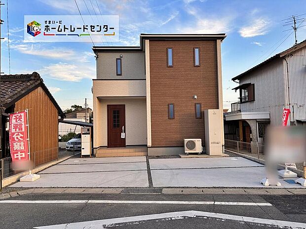 【現地外観写真】並列で2台駐車可能なカースペースをご用意しております！もちろんご家族分の駐輪スペースとしても使用できます。急な来客でも気兼ねなくお招きできますね♪　　