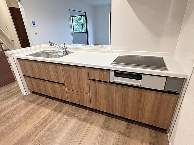 【キッチン】キッチンワークしながら大切な家族との会話を楽しめる、家族のコミュニケーションが生まれる対面式のオープンキッチンです♪