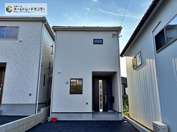 【現地外観写真】【１号棟】
流流行に左右されず、将来にわたって価値が継続する「上質」な佇まい。おしゃれな雰囲気や自然の潤い、親しみやすさといった暮らしを豊かにしてくれる住空間です。