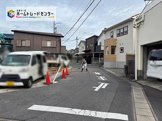 【前面道路含む現地写真】前面道路は交通量の少ない道路です。ゆとりがあり、駐車時もゆっくりと落ち着いて行える立地環境になっています♪　　