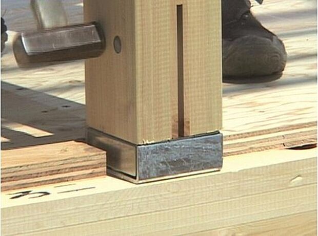 【□TロックII(オリジナル柱脚柱頭金物)】Tロックは、ホールダウン金物の約2倍の強度があり、接合部の強度を増加させ、地震や風圧がかかった場合の柱の抜けを防ぎます。