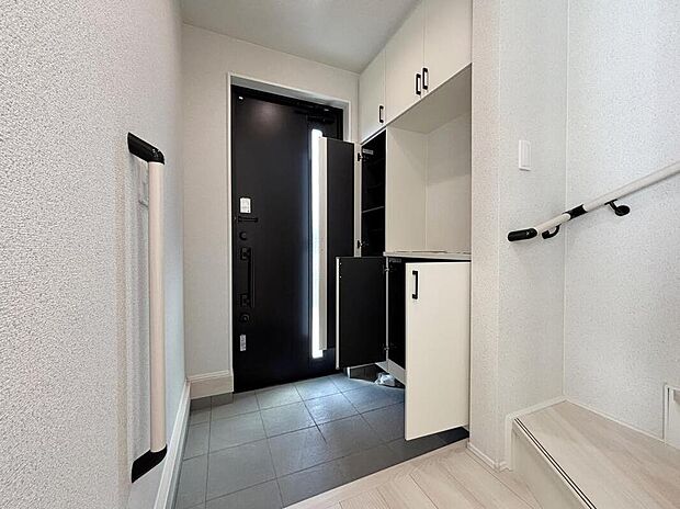 【玄関】【１号棟】明るくて清潔感溢れる玄関。
便利な下駄箱収納付きです♪
散らかりがちな玄関もすっきりと片付きます。