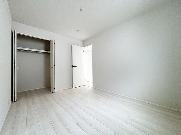 【リビング以外の居室】【１号棟】各居室に収納を設けました！
お洋服をたくさんお持ちの方でもたっぷり収納でき、お部屋を最大限広くご活用いただけます♪