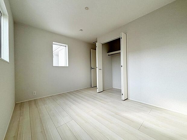 【リビング以外の居室】【１号棟】家族一人ひとりの大切なプライベート空間。趣味に合わせて使って頂けるようシンプルに仕上げてあります。暮らし心地を大きく左右する収納を、適材適所に配置し使い勝手を考慮しました。