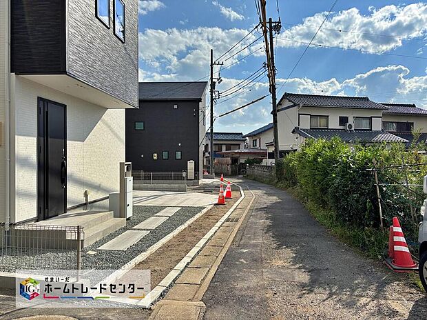 【前面道路含む現地写真】交通量が少ない住宅街なので雨の日でも車の走行音も気になりません。住人以外の車の進入も少なく、小さなお子様を持つご家庭にも安心です◎