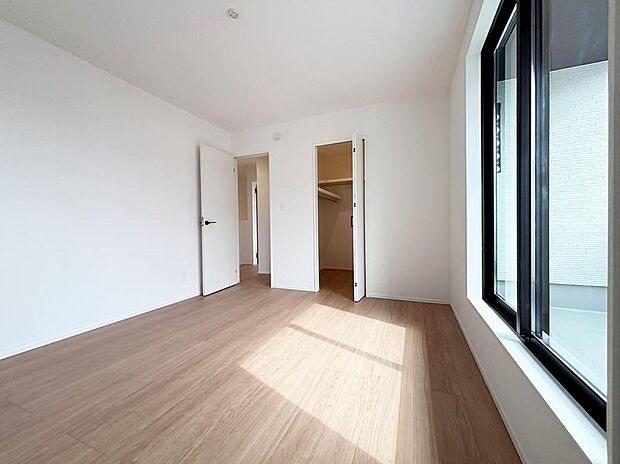 【リビング以外の居室】通風・採光にも優れ、心地よい光と風があふれています。 贅沢といえるほどの豊かな居住性と、プライドを満たすクオリティが見事に調和した住空間。新築戸建でなければ体感できないひとときをご体感頂ける筈です。