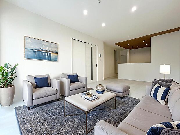 【リビング】広々とした明るいリビング♪
対面式のオープンキッチンは、家事をしながら家族の様子が一目でわかる安心&便利設備です♪
※家具をCGで加工しています。家具付き販売ではございません。