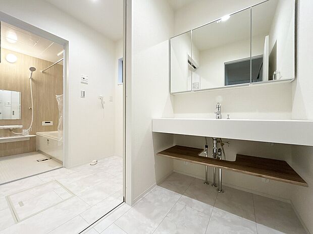 【洗面所】ゆとりの洗面スペースで朝の身支度も快適スムーズに。3面鏡で髪のセットやお化粧もストレスなくこなせ、朝から気分良く通勤通学に向かえそうですね!鏡の裏にはたっぷりと収納スペースを標準装備!