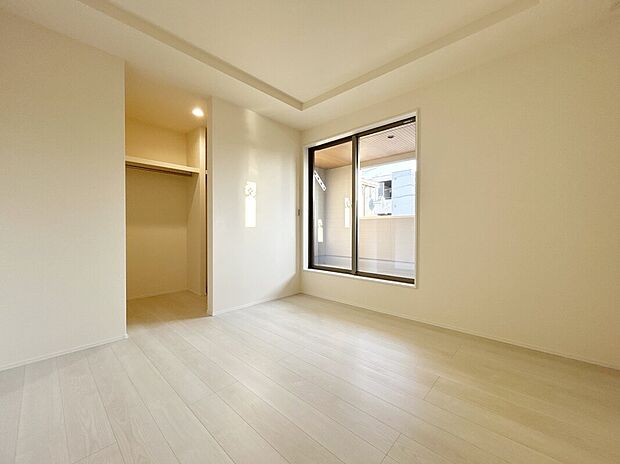 【居室】2面採光を施した為、晴れの日の日中はいつも明るい室内に。
窓を開放すれば気持ちの良い風が入り込んできます。